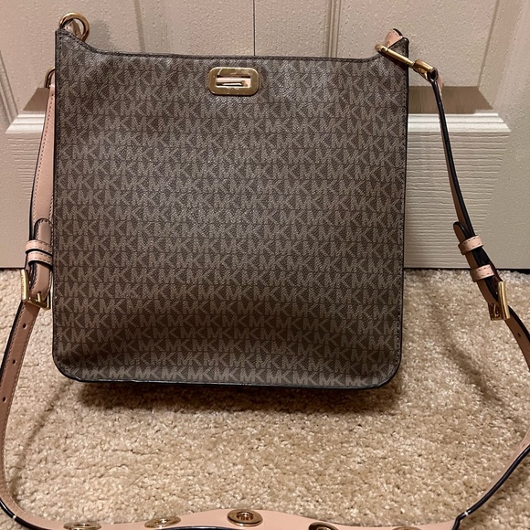 Large Michael Kors messenger bag. - Picture 1 of 4